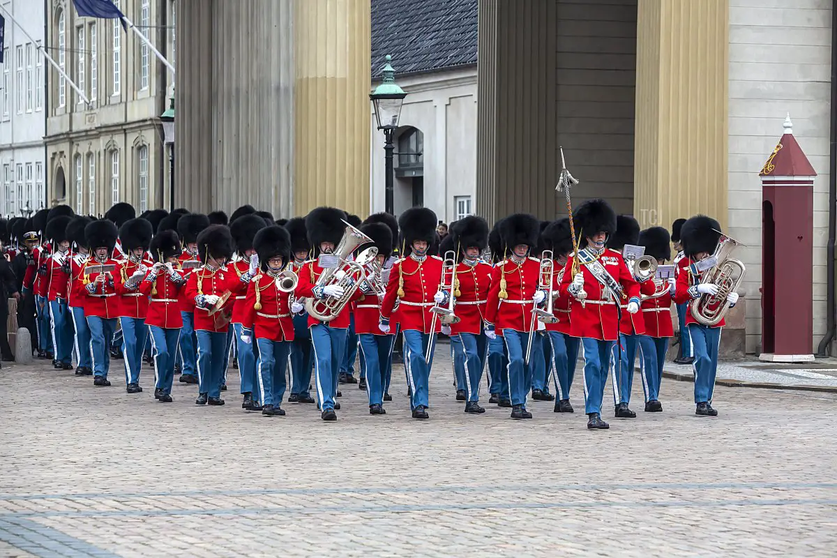 La parata della Guardia reale in divisa gala rossa prima che la Regina Margrethe di Danimarca apparisse sui balconi del Palazzo di Christian IX nel Palazzo di Amalienborg il 16 aprile 2023 a Copenaghen, Danimarca (Ole Jensen/Getty Images)