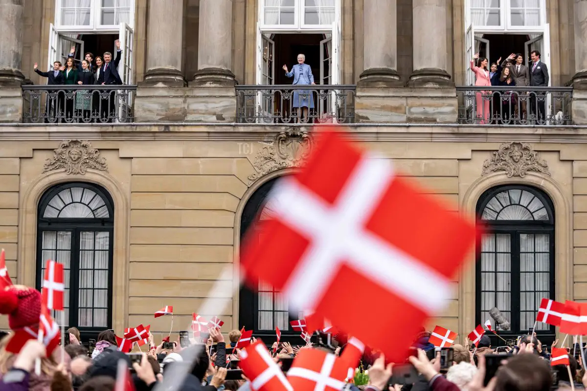 La Regina Margrethe II di Danimarca e i membri della sua famiglia salutano la folla dal balcone del Castello di Amalienborg a Copenaghen il 16 aprile 2023 (MADS CLAUS RASMUSSEN/Ritzau Scanpix/AFP via Getty Images)