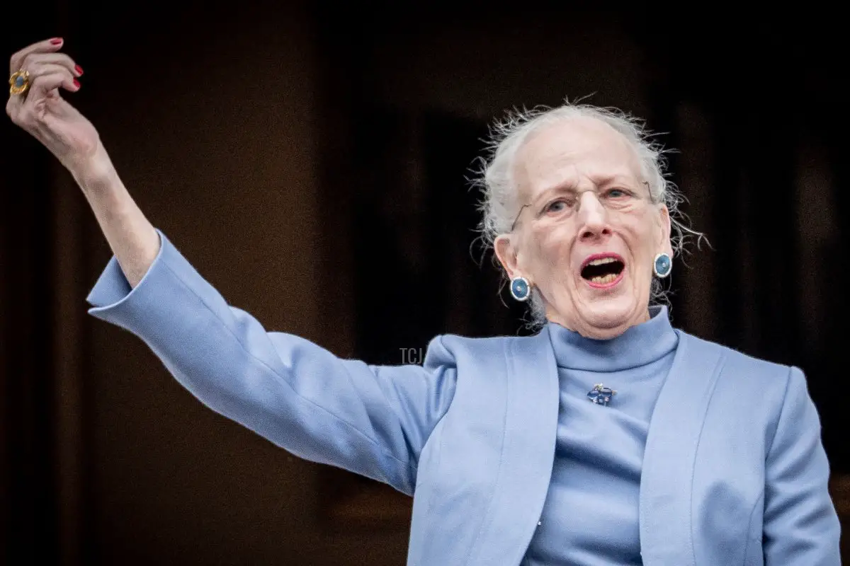 La Regina Margrethe II di Danimarca saluta la folla dal balcone del Castello di Amalienborg a Copenaghen il 16 aprile 2023 (MADS CLAUS RASMUSSEN/Ritzau Scanpix/AFP via Getty Images)