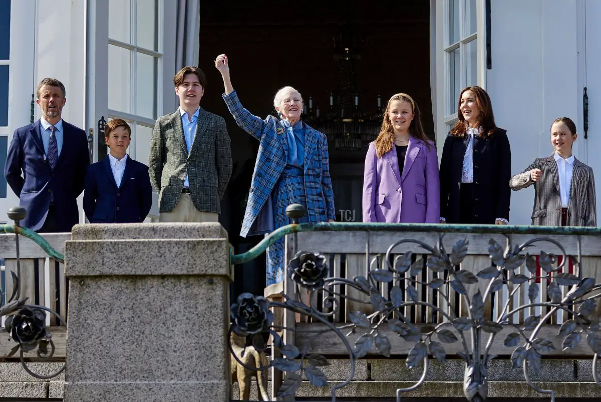 Il Principe Ereditario Frederik, il Principe Vincent, il Principe Christian, la Regina Margrethe II, la Principessa Isabella, la Principessa Mary e la Principessa Josephine di Danimarca salutano dal balcone del Castello di Marselisborg ad Aarhus, il 16 aprile 2022, in occasione del 82° compleanno della Regina Margrethe (MIKKEL BERG PEDERSEN/Ritzau Scanpix/AFP via Getty Images)