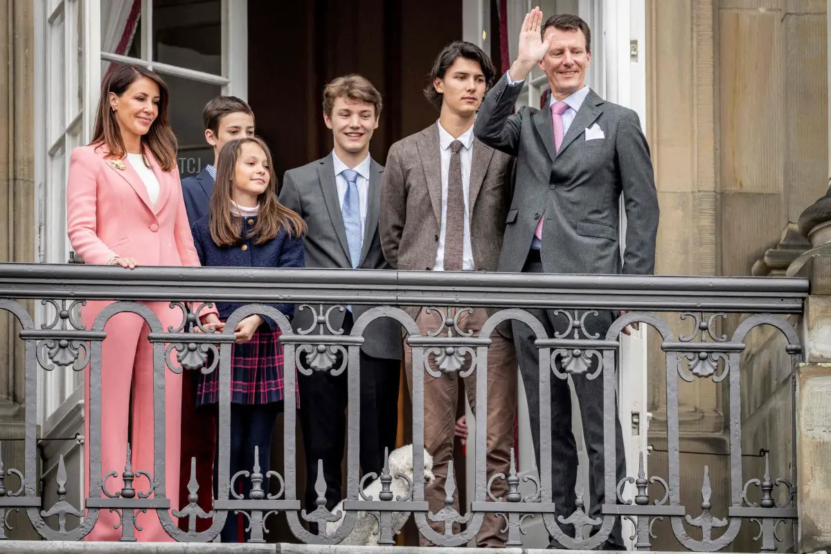 La Principessa Marie, il Conte Henrik, la Contessa Athena, il Conte Felix, il Conte Nikolai e il Principe Joachim ritratti sul balcone del Castello di Amalienborg a Copenaghen per l'83° compleanno della Regina, il 16 aprile 2023 (MADS CLAUS RASMUSSEN/Ritzau Scanpix/AFP via Getty Images)