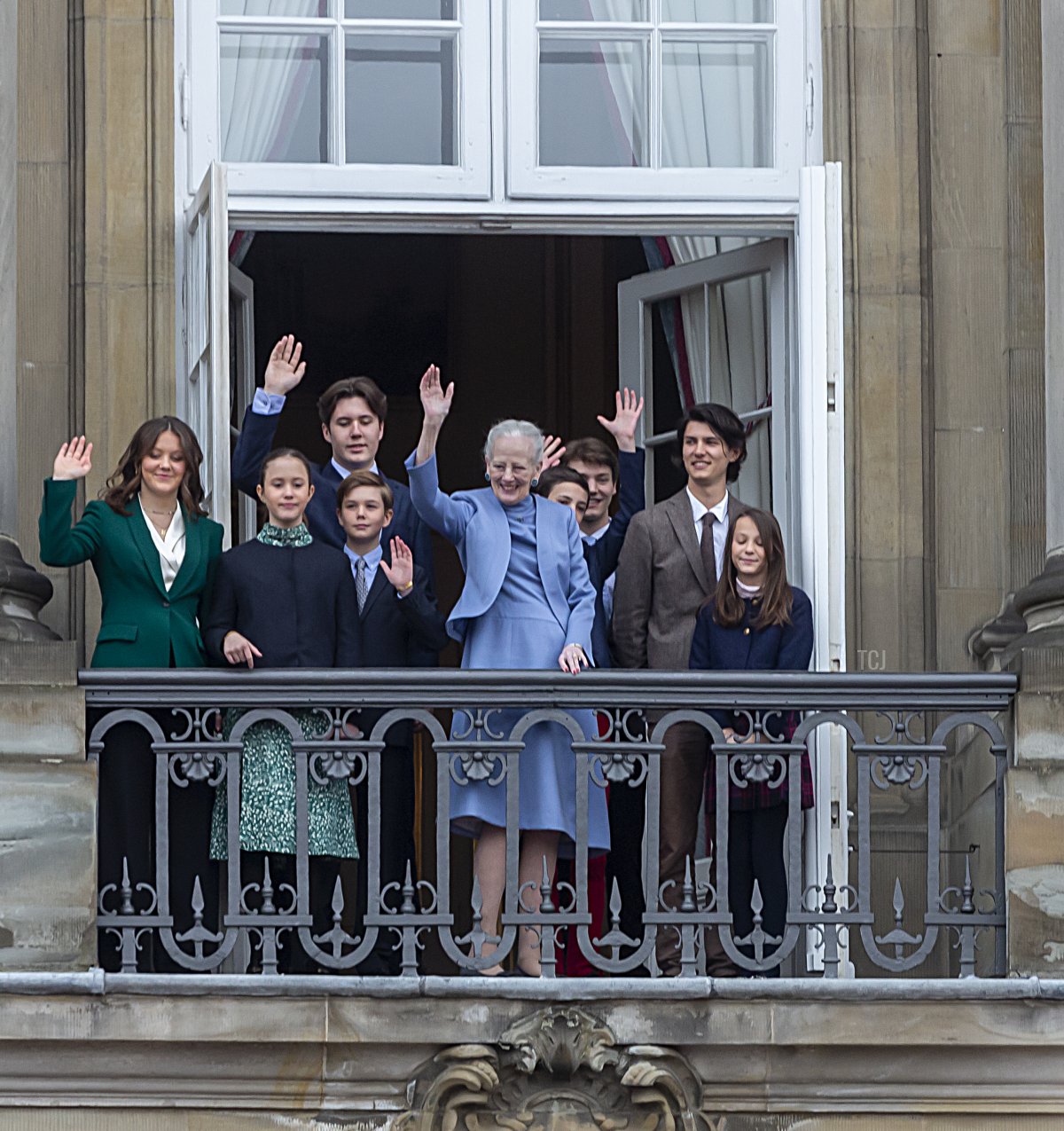 La Regina Margrethe II di Danimarca e i suoi nipoti salutano la folla dal balcone del Castello di Amalienborg a Copenaghen il 16 aprile 2023 (Ole Jensen/Getty Images)