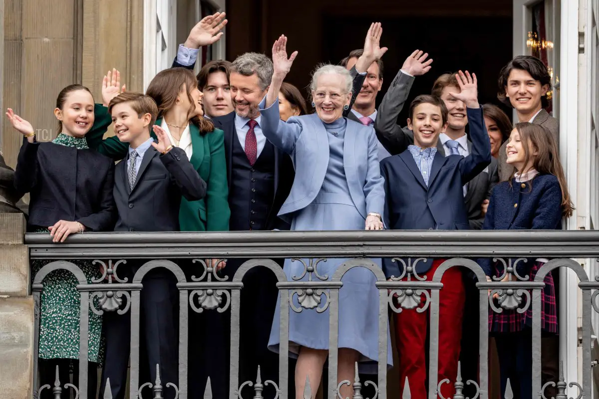 La Regina Margrethe II di Danimarca e i membri della sua famiglia salutano la folla dal balcone del Castello di Amalienborg a Copenaghen il 16 aprile 2023 (MADS CLAUS RASMUSSEN/Ritzau Scanpix/AFP via Getty Images)