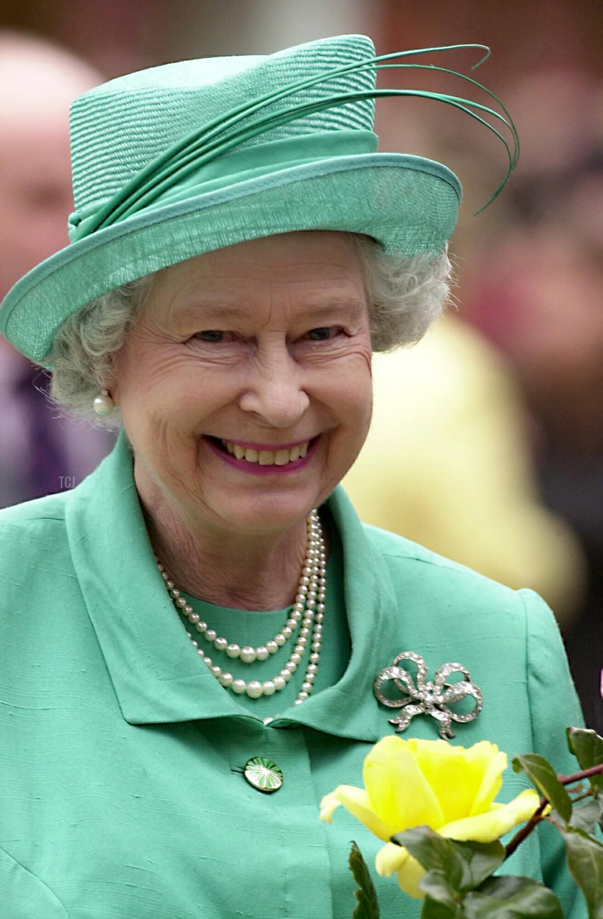 La regina Elisabetta II visita Slough, a ovest di Londra, durante le celebrazioni per il suo Giubileo d'Oro, 3 giugno 2022 (NICOLAS ASFOURI/POOL WPA/AFP via Getty Images)