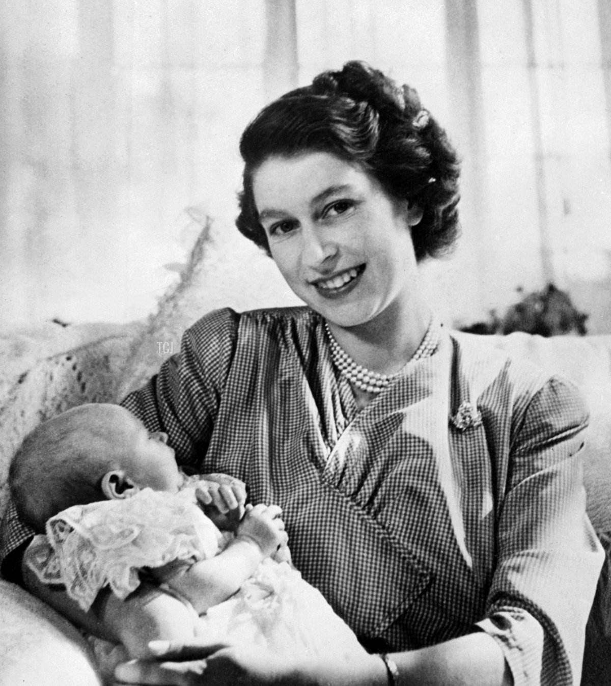 La principessa Elisabetta tiene in braccio la neonata principessa Anna in un ritratto, 1950 (STF/AFP via Getty Images)