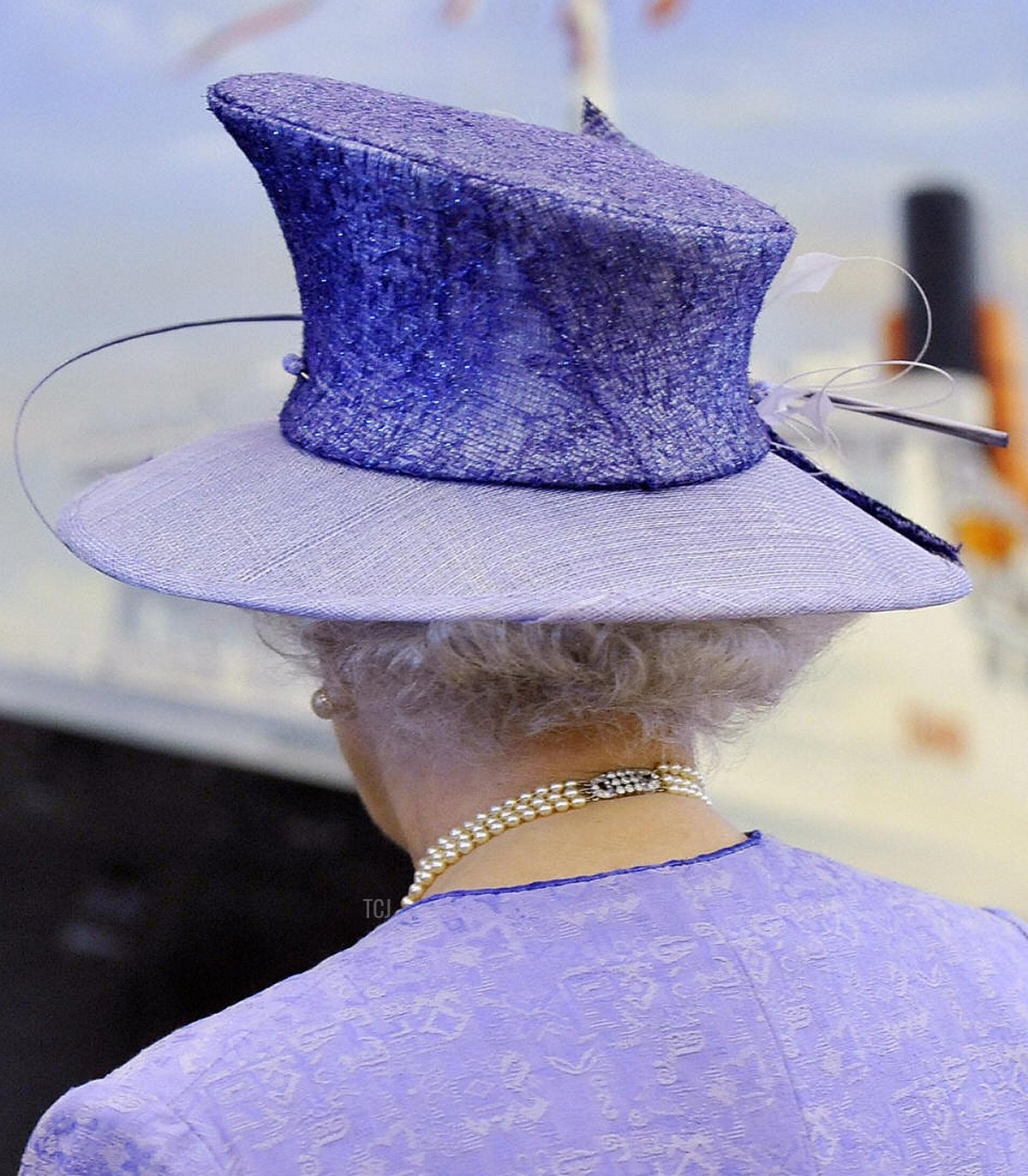 La regina Elisabetta II svela un dipinto del QE2 che passa attraverso le acque di Southampton dall'artista dell'Isola di Wight Robert Lloyd durante la sua visita alla Queen Elizabeth 2 a Southampton, il 2 giugno 2008 (ARTHUR EDWARDS/AFP via Getty Images)