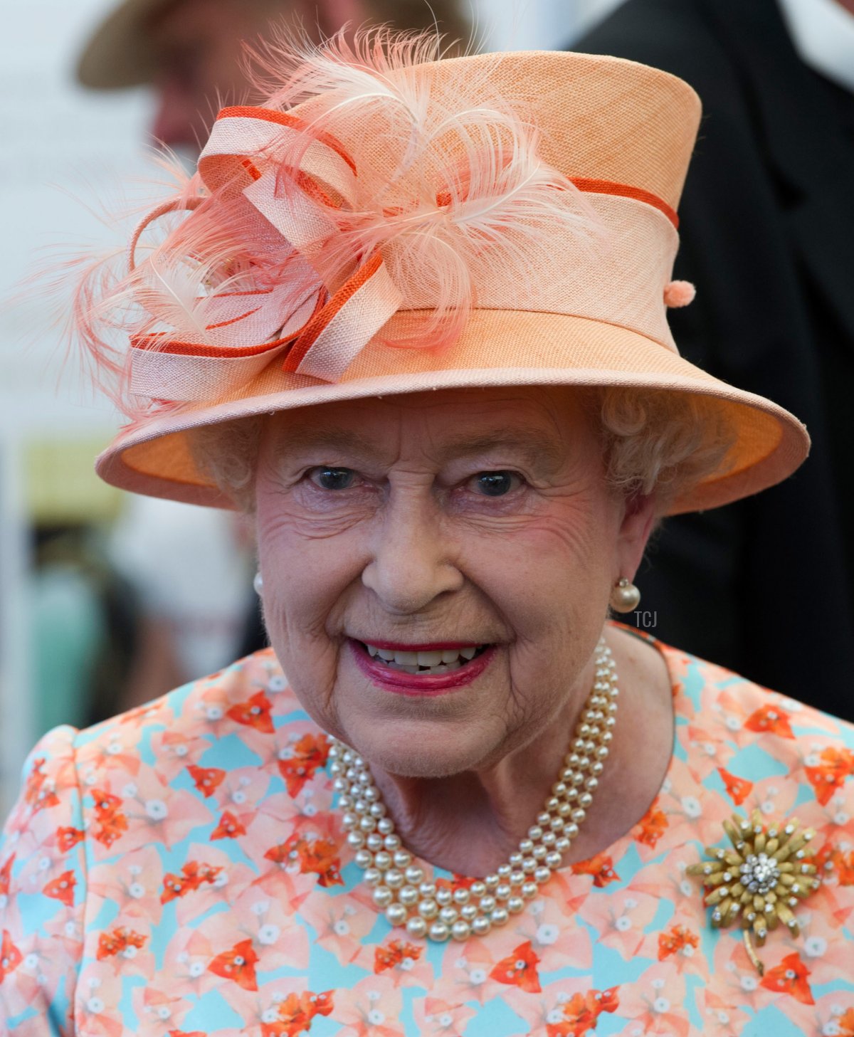 La regina Elisabetta II incontra i locali durante la sua visita per il Giubileo di Diamante all'Isola di Wight il 25 luglio 2012 a Cowes, Inghilterra (Arthur Edwards - WPA Pool/Getty Images)