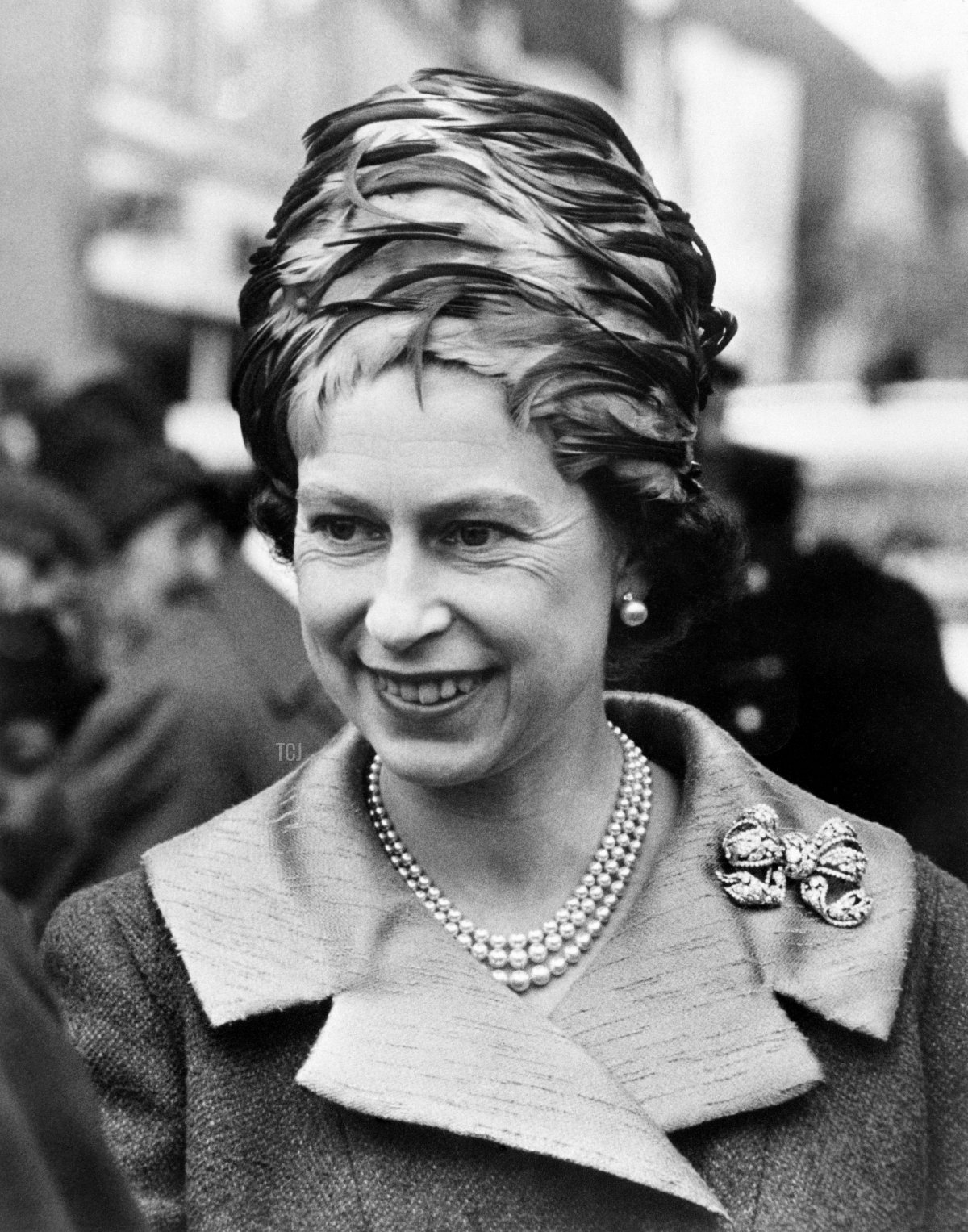 La regina Elisabetta II partecipa al servizio di Maundy Reale presso la Cattedrale di Canterbury, aprile 1956 (CENTRAL PRESS/AFP via Getty Images)