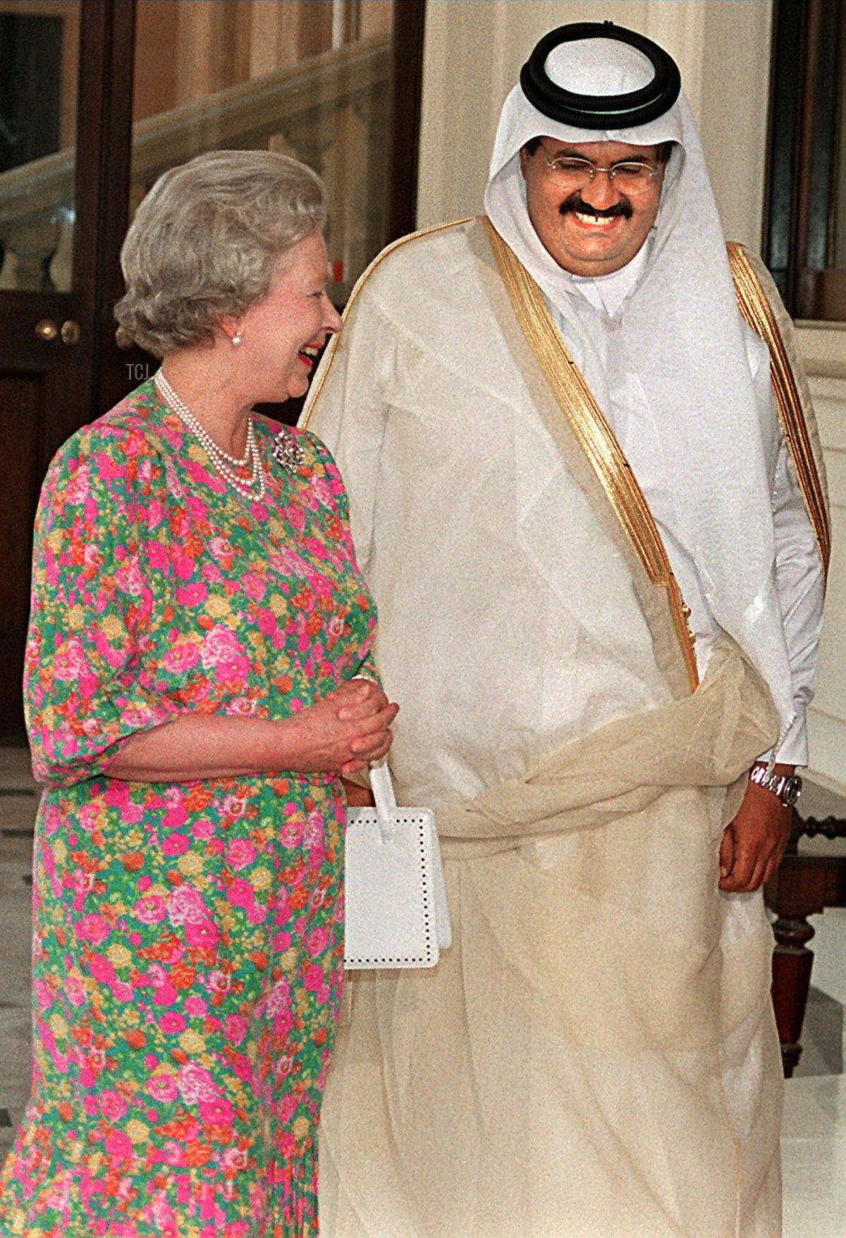 La regina Elisabetta II ride con l'emiro del Qatar, Sheikh Hamad ibn Khalifa al-Thani, a Buckingham Palace il 22 luglio 1997 (PAUL VICENTE/AFP via Getty Images)