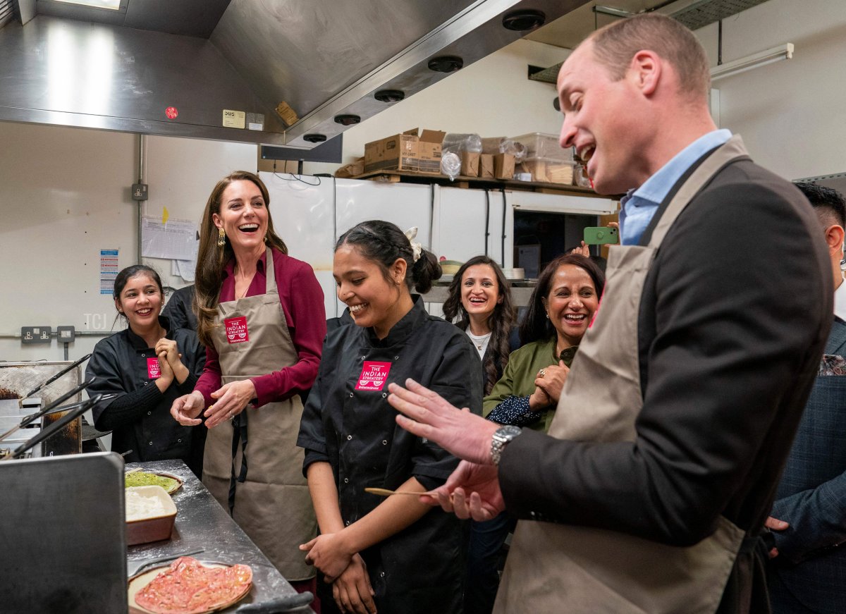 Il Principe e la Principessa di Galles aiutano in cucina durante una visita all'Indian Streatery a Birmingham il 20 aprile 2023 (ARTHUR EDWARDS/POOL/AFP via Getty Images)