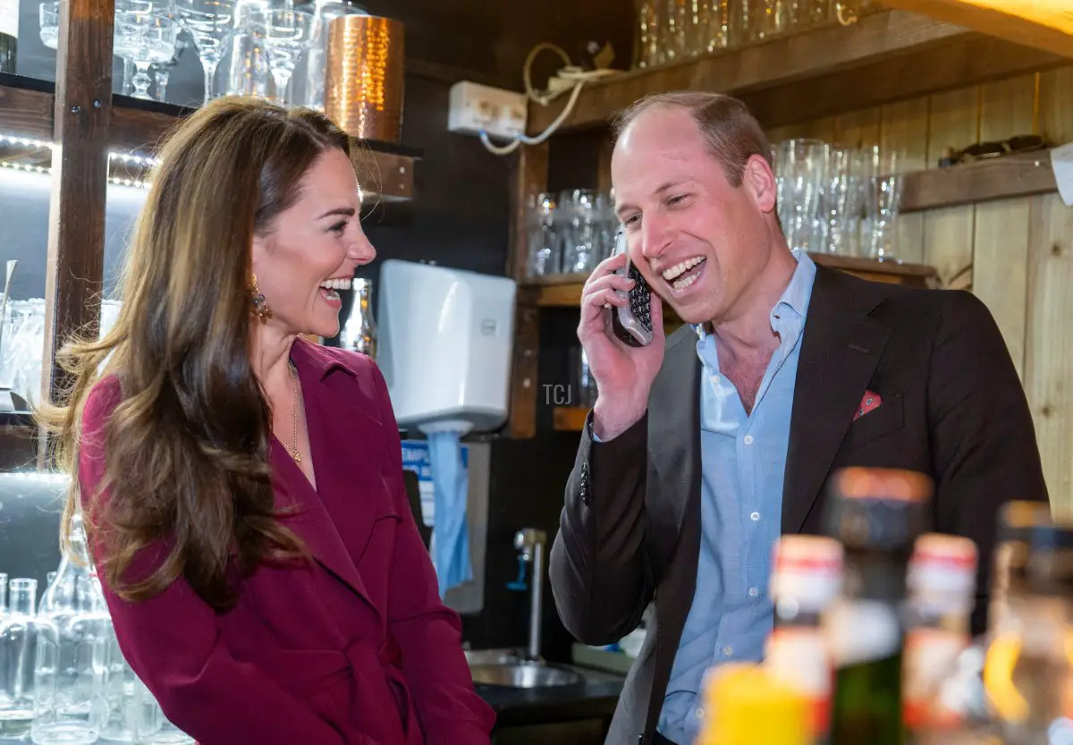 Il Principe e la Principessa di Galles sorridono mentre ricevono una prenotazione da un membro del pubblico durante una visita all'Indian Streatery a Birmingham il 20 aprile 2023 (ARTHUR EDWARDS/POOL/AFP via Getty Images)