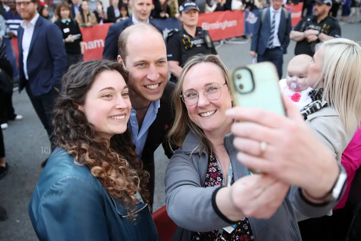 Il Principe di Galles posa per un selfie con membri del pubblico dopo aver lasciato The Rectory durante una visita a Birmingham il 20 aprile 2023 in Inghilterra (Cameron Smith/Getty Images)