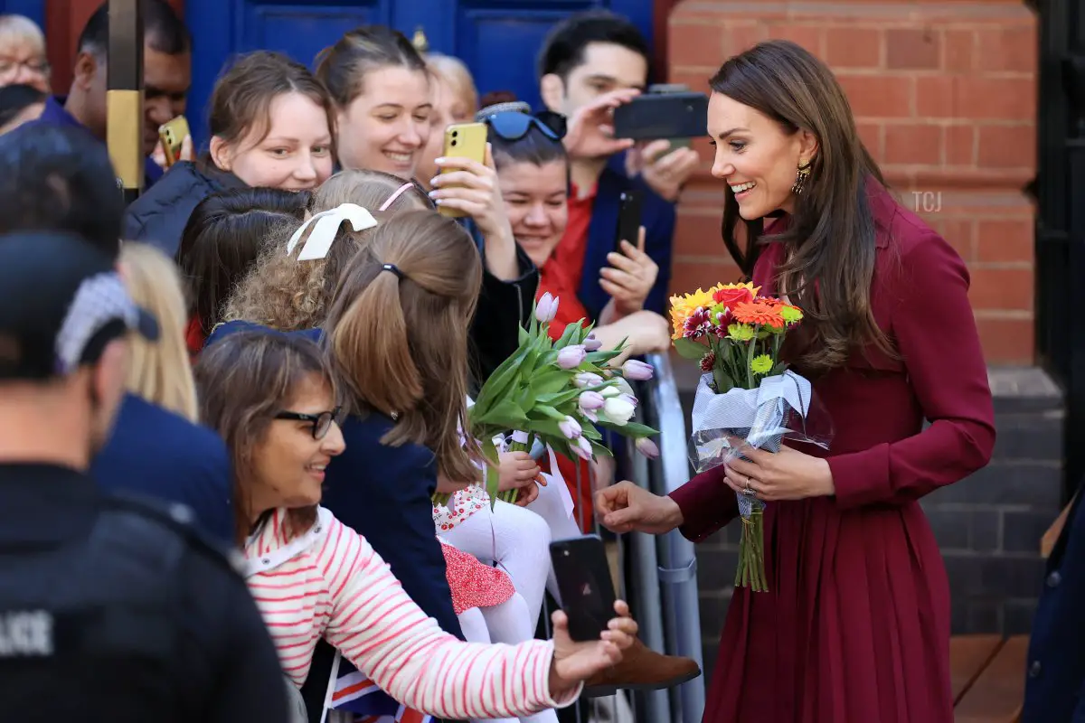 La Principessa di Galles interagisce con membri del pubblico dopo aver lasciato The Rectory il 20 aprile 2023 a Birmingham, Inghilterra (Cameron Smith/Getty Images)