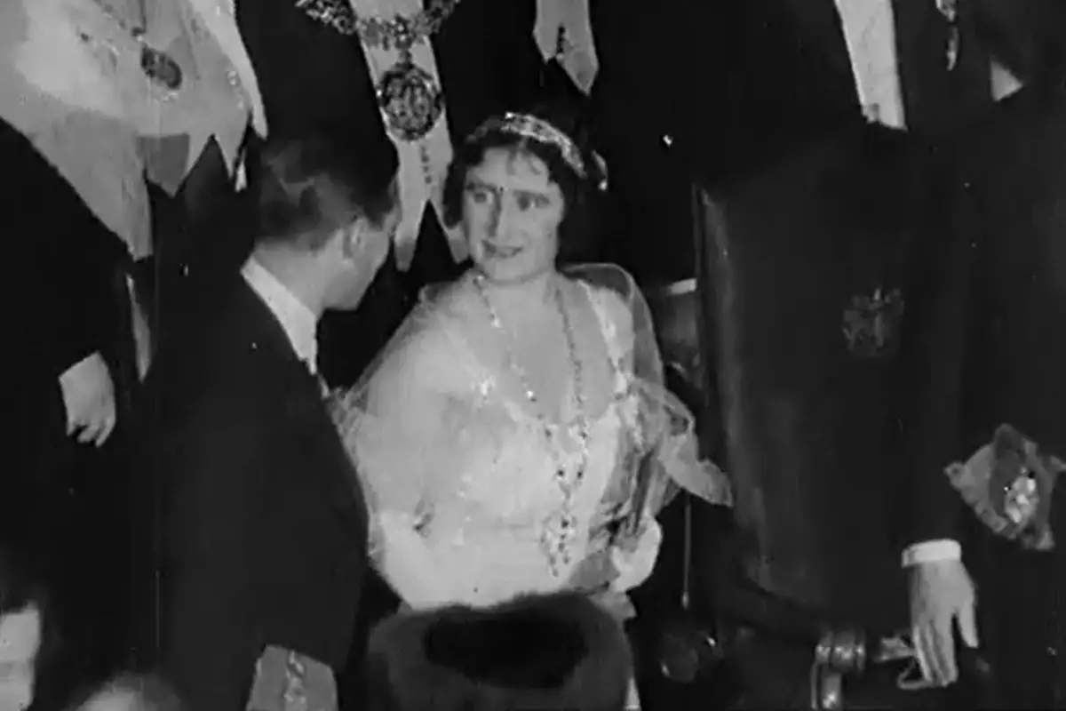 Il Duca e la Duchessa di York partecipano a una ricezione al Guildhall di Londra il 18 dicembre 1933 (British Pathe)