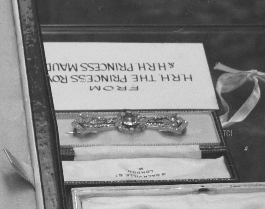 Un bracciale di diamanti e zaffiri, un regalo della Principessa Reale e della Principessa Maud di Fife, fotografato nell'allestimento dei regali di matrimonio di Elisabetta il 23 aprile 1923 (Smith Archive/Alamy)