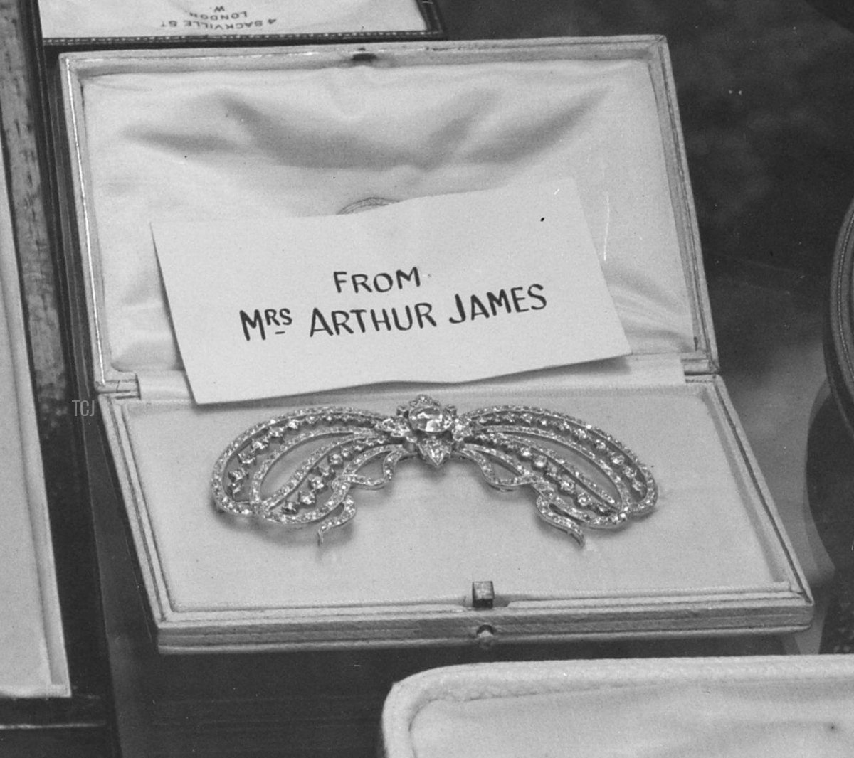 Un fermaglio a forma di arco in diamante, un regalo di Mrs. Arthur James, fotografato nell'allestimento dei regali di matrimonio di Elisabetta il 23 aprile 1923 (Smith Archive/Alamy)