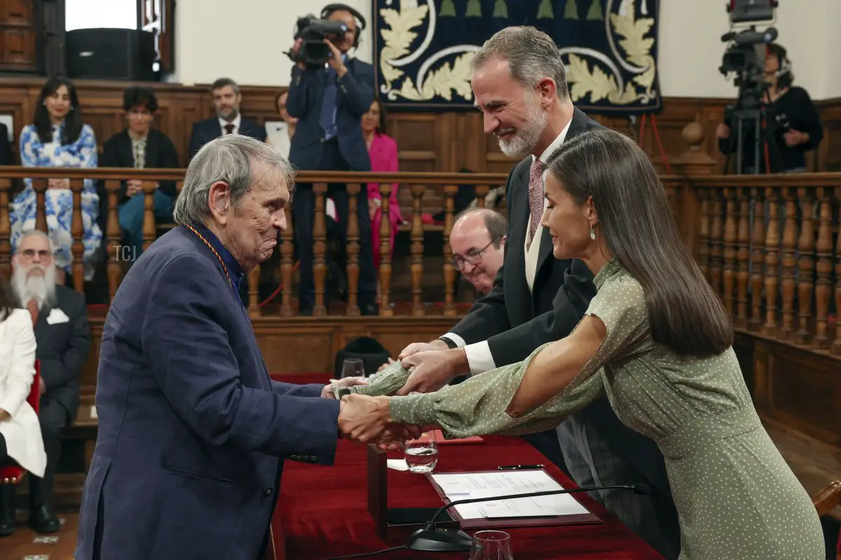 Il Re Felipe VI e la Regina Letizia di Spagna presentano il Premio Miguel de Cervantes al poeta venezuelano Rafael Cadenas il 24 aprile 2023 (ANDRES BALLESTEROS/POOL/AFP via Getty Images)