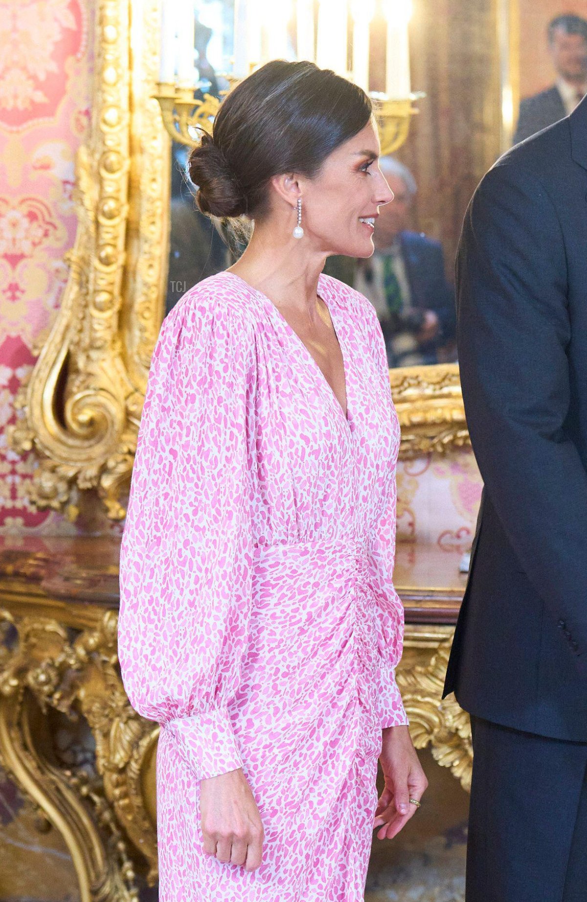 La Regina Letizia di Spagna ospita un pranzo al Palazzo Reale di Madrid per celebrare il Premio Miguel de Cervantes di quest'anno, 25 aprile 2023 (MPG/Alamy)