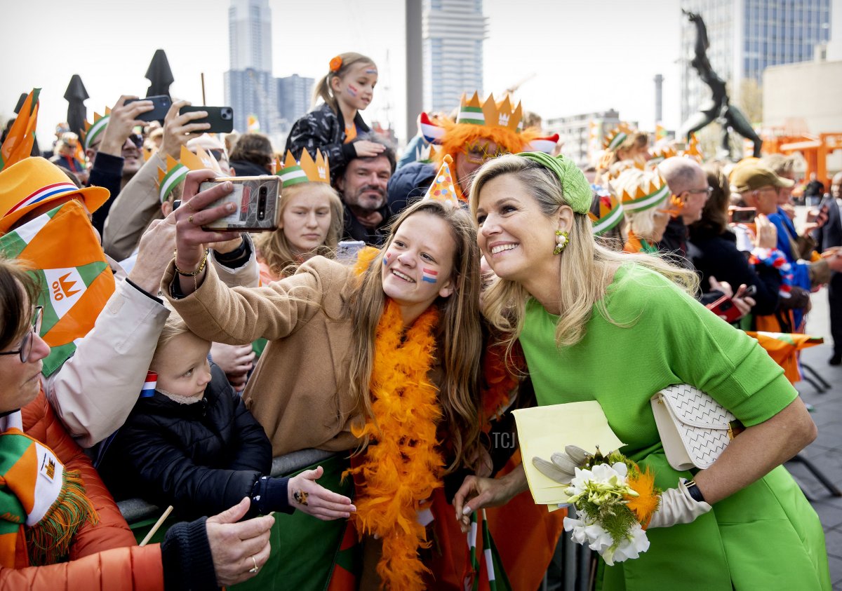 La regina Maxima dei Paesi Bassi posa per un selfie durante la Giornata del Re a Rotterdam, 27 aprile 2023 (KOEN VAN WEEL/ANP/AFP via Getty Images)