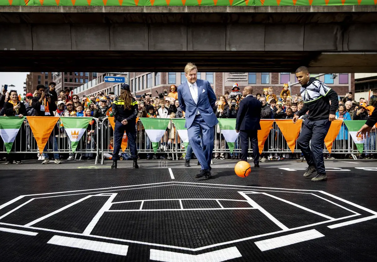 Il re Willem-Alexander dei Paesi Bassi gioca a calcio durante la Giornata del Re a Rotterdam, 27 aprile 2023 (KOEN VAN WEEL/ANP/AFP via Getty Images)