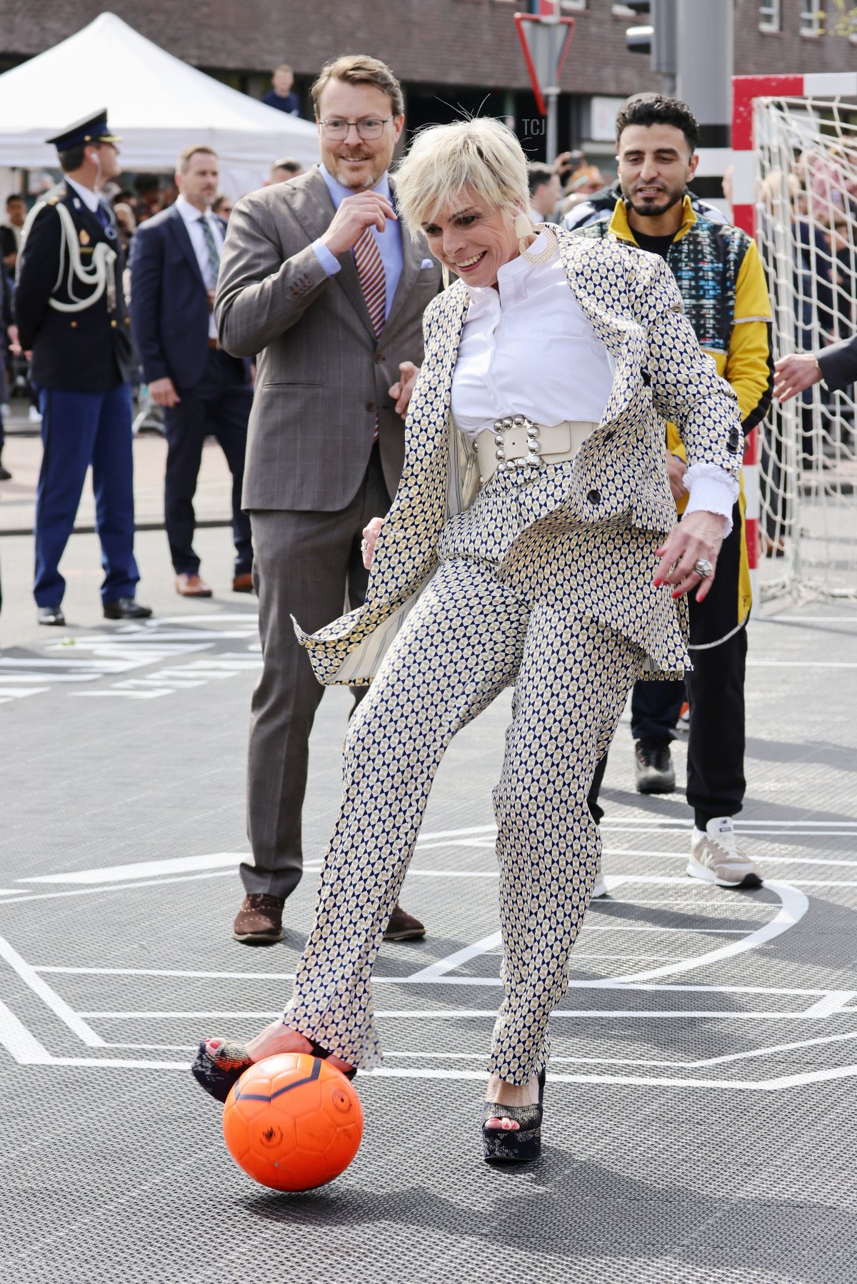 La principessa Laurentien dei Paesi Bassi gioca a calcio durante la Giornata del Re a Rotterdam, 27 aprile 2023 (Andreas Rentz/Getty Images)