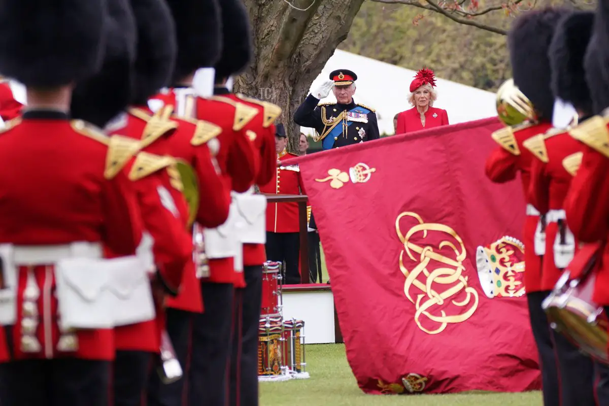 Re Carlo III e regina Camilla partecipano a una cerimonia per presentare i nuovi standard e colori alla Royal Navy, ai Life Guards del Household Cavalry Mounted Regiment, alla King's Company dei Grenadier Guards e alla King's Colour Squadron della Royal Air Force presso Buckingham Palace, a Londra, il 27 aprile 2023 (YUI MOK/POOL/AFP tramite Getty Images)