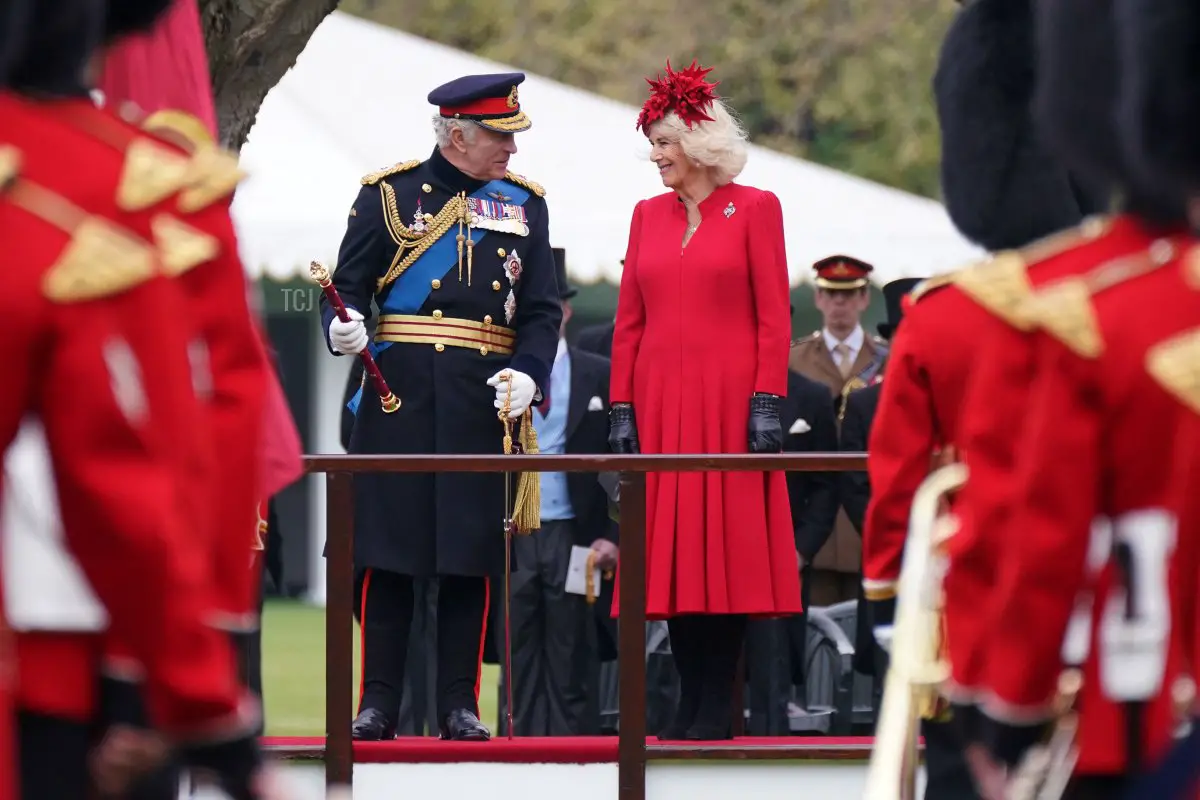 Re Carlo III e regina Camilla partecipano a una cerimonia per presentare i nuovi standard e colori alla Royal Navy, ai Life Guards del Household Cavalry Mounted Regiment, alla King's Company dei Grenadier Guards e alla King's Colour Squadron della Royal Air Force presso Buckingham Palace, a Londra, il 27 aprile 2023 (YUI MOK/POOL/AFP tramite Getty Images)