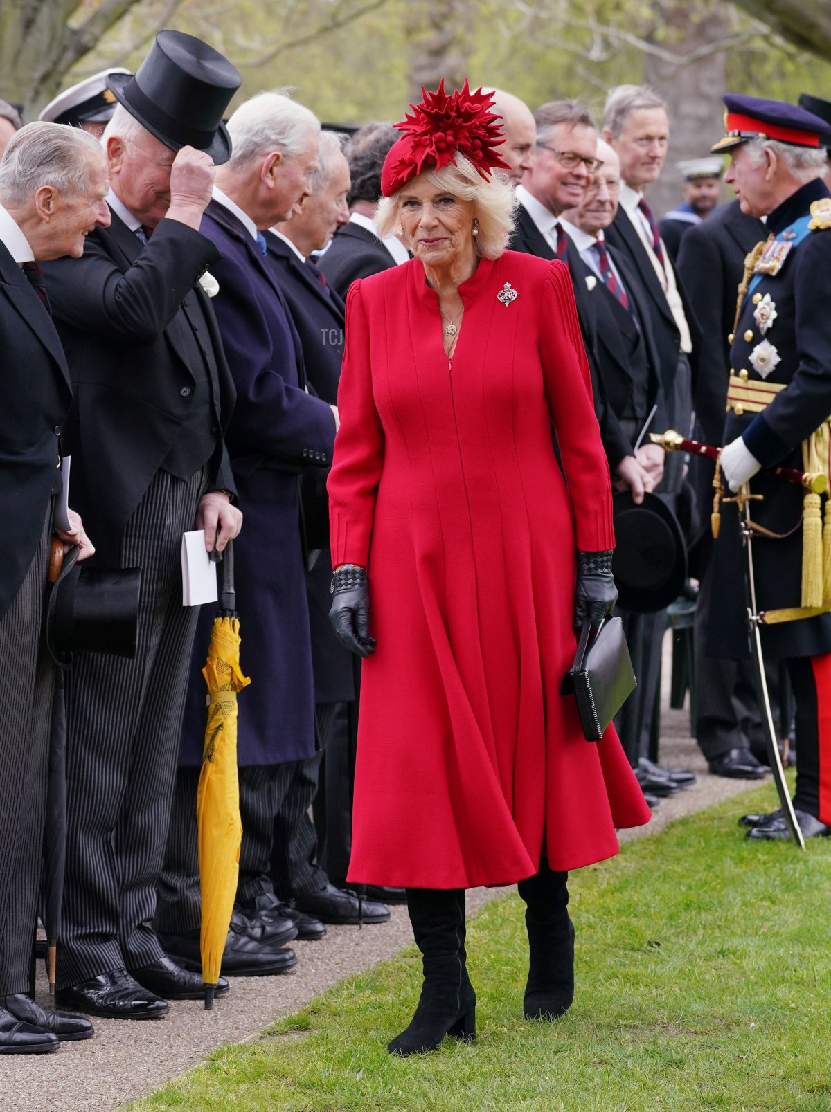 La regina Camilla, colonnelo dei Grenadier Guards incontra gli ospiti dopo una cerimonia per presentare i nuovi standard e colori alla Royal Navy, ai Life Guards del Household Cavalry Mounted Regiment, alla King's Company dei Grenadier Guards e alla King's Colour Squadron della Royal Air Force presso Buckingham Palace, a Londra, il 27 aprile 2023 (YUI MOK/POOL/AFP tramite Getty Images)