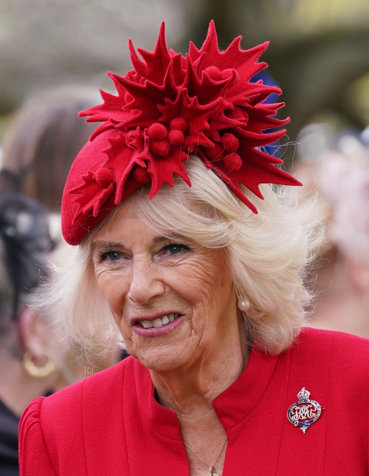 La regina Camilla, colonnelo dei Grenadier Guards incontra gli ospiti dopo una cerimonia per presentare i nuovi standard e colori alla Royal Navy, ai Life Guards del Household Cavalry Mounted Regiment, alla King's Company dei Grenadier Guards e alla King's Colour Squadron della Royal Air Force presso Buckingham Palace, a Londra, il 27 aprile 2023 (YUI MOK/POOL/AFP tramite Getty Images)