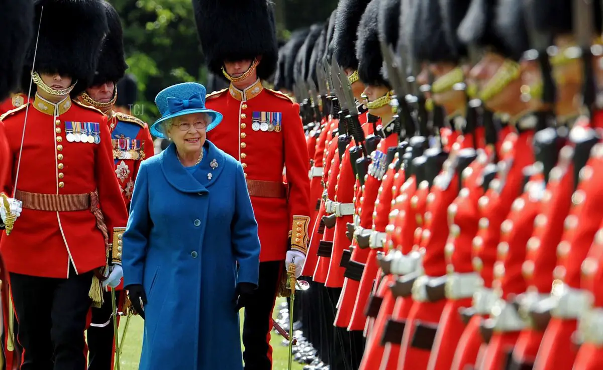 La regina Elisabetta II e il Duca di Edimburgo ispezionano il 1° Battaglione dei Grenadier Guards prima di presentargli i nuovi colori a Buckingham Palace, a Londra, l'11 maggio 2010 (ANTHONY DEVLIN/POOL/AFP tramite Getty Images)