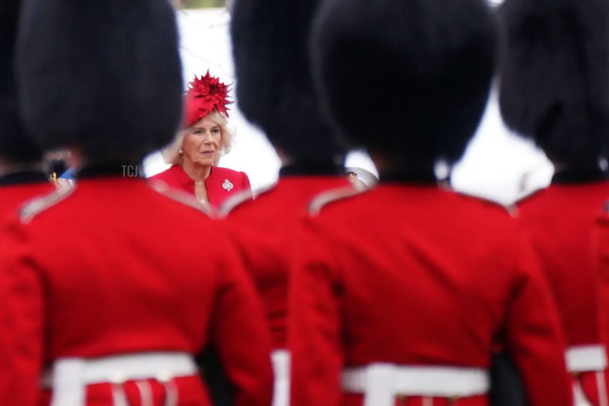 La regina Camilla partecipa a una cerimonia per presentare nuovi standard e colori alla Royal Navy, ai Life Guards del Household Cavalry Mounted Regiment, alla King's Company dei Grenadier Guards e alla King's Colour Squadron della Royal Air Force presso Buckingham Palace, a Londra, il 27 aprile 2023 (YUI MOK/POOL/AFP tramite Getty Images)