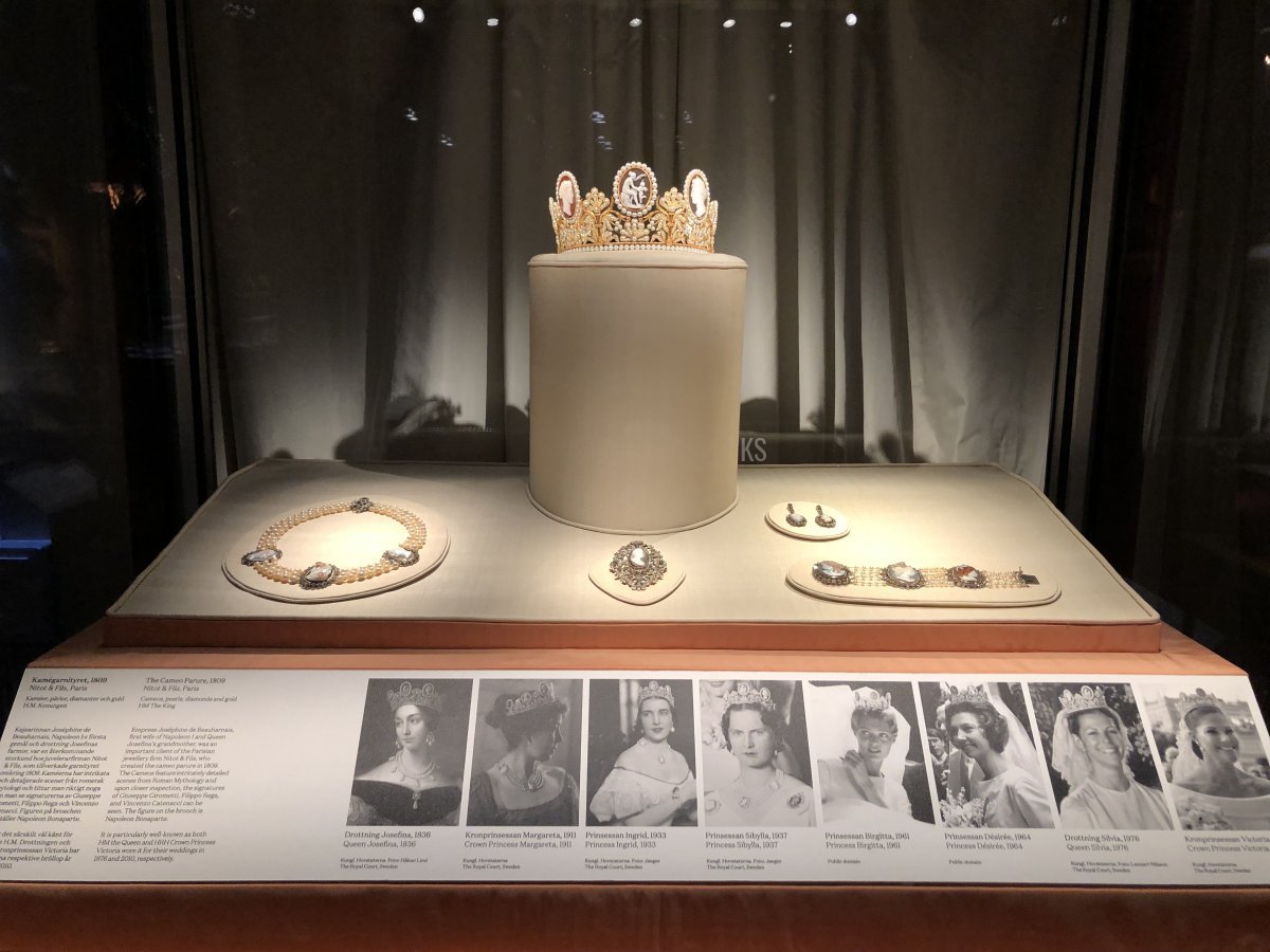 La Parure Cameo esposta al Palazzo Reale di Stoccolma, parte dei festeggiamenti per il Giubileo d'Oro del Re Carlo XVI Gustavo di Svezia, 2023 (Foto gentilmente condivisa con noi da Kristina; non riprodurre)