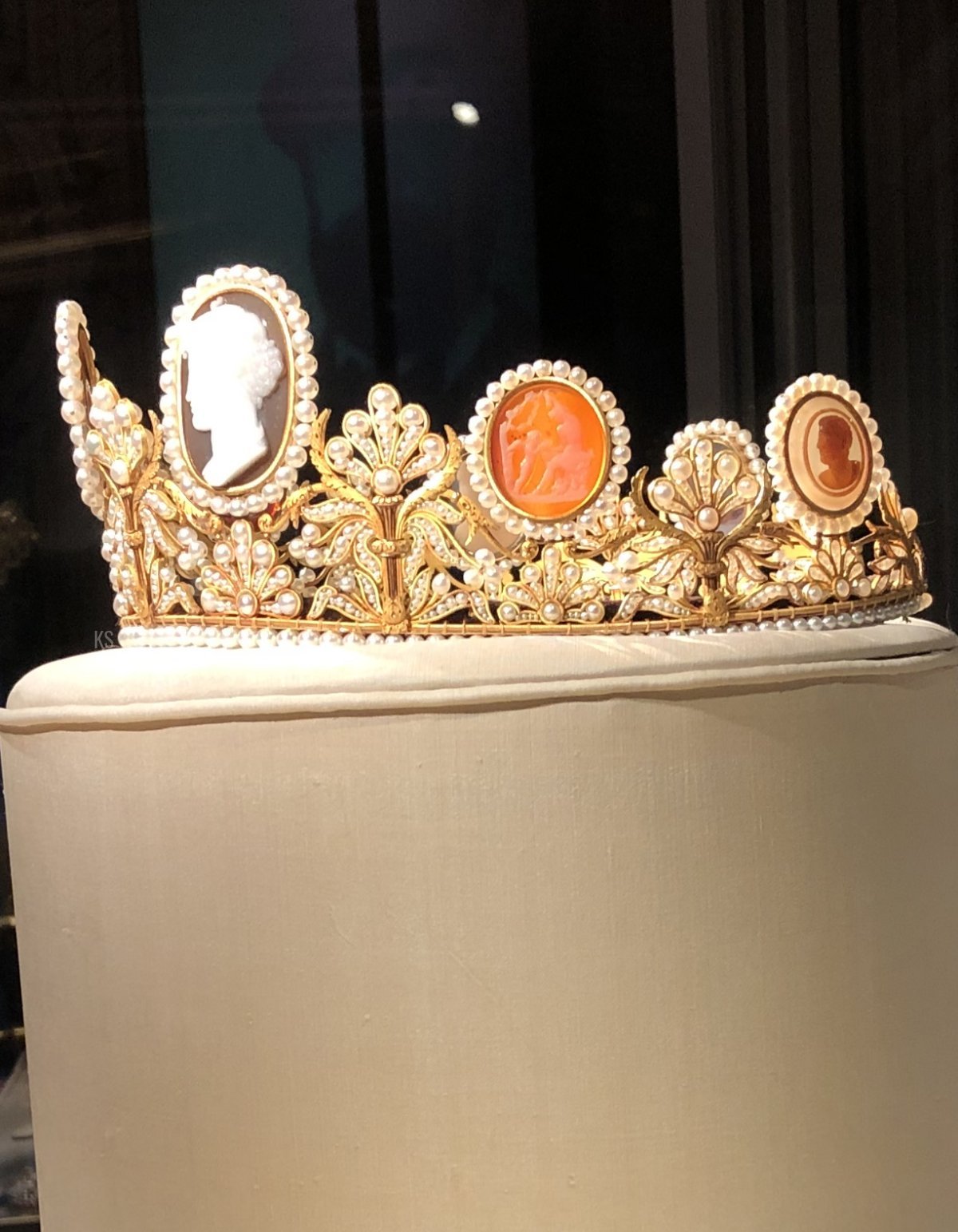 La Tiara Cameo esposta al Palazzo Reale di Stoccolma, parte dei festeggiamenti per il Giubileo d'Oro del Re Carlo XVI Gustavo di Svezia, 2023 (Foto gentilmente condivisa con noi da Kristina; non riprodurre)