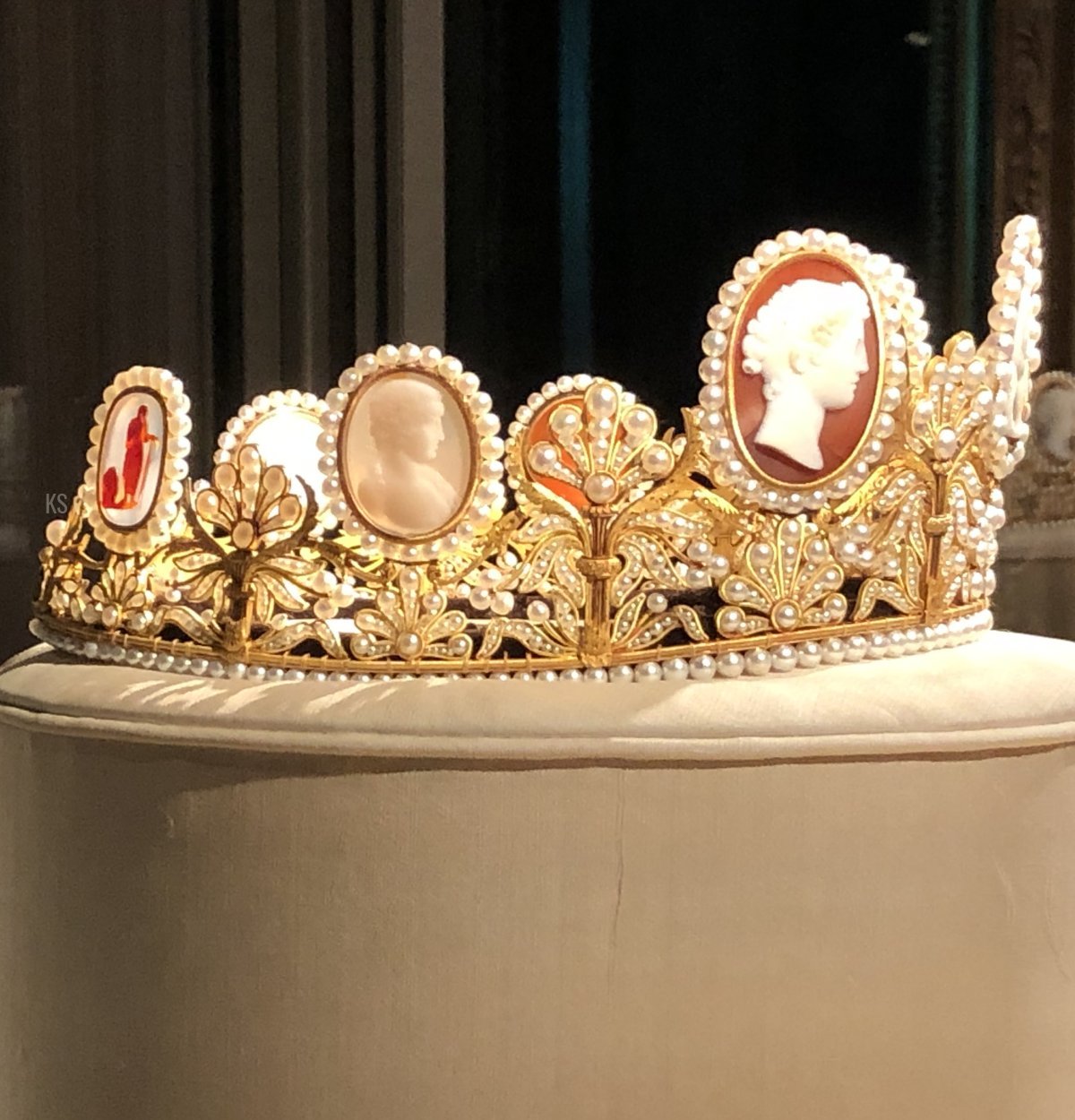 La Tiara Cameo esposta al Palazzo Reale di Stoccolma, parte dei festeggiamenti per il Giubileo d'Oro del Re Carlo XVI Gustavo di Svezia, 2023 (Foto gentilmente condivisa con noi da Kristina; non riprodurre)