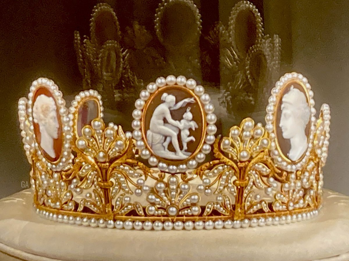 La Tiara Cameo esposta al Palazzo Reale di Stoccolma, parte dei festeggiamenti per il Giubileo d'Oro del Re Carlo XVI Gustavo di Svezia, 2023 (Foto gentilmente condivisa con noi da Andreas; non riprodurre)