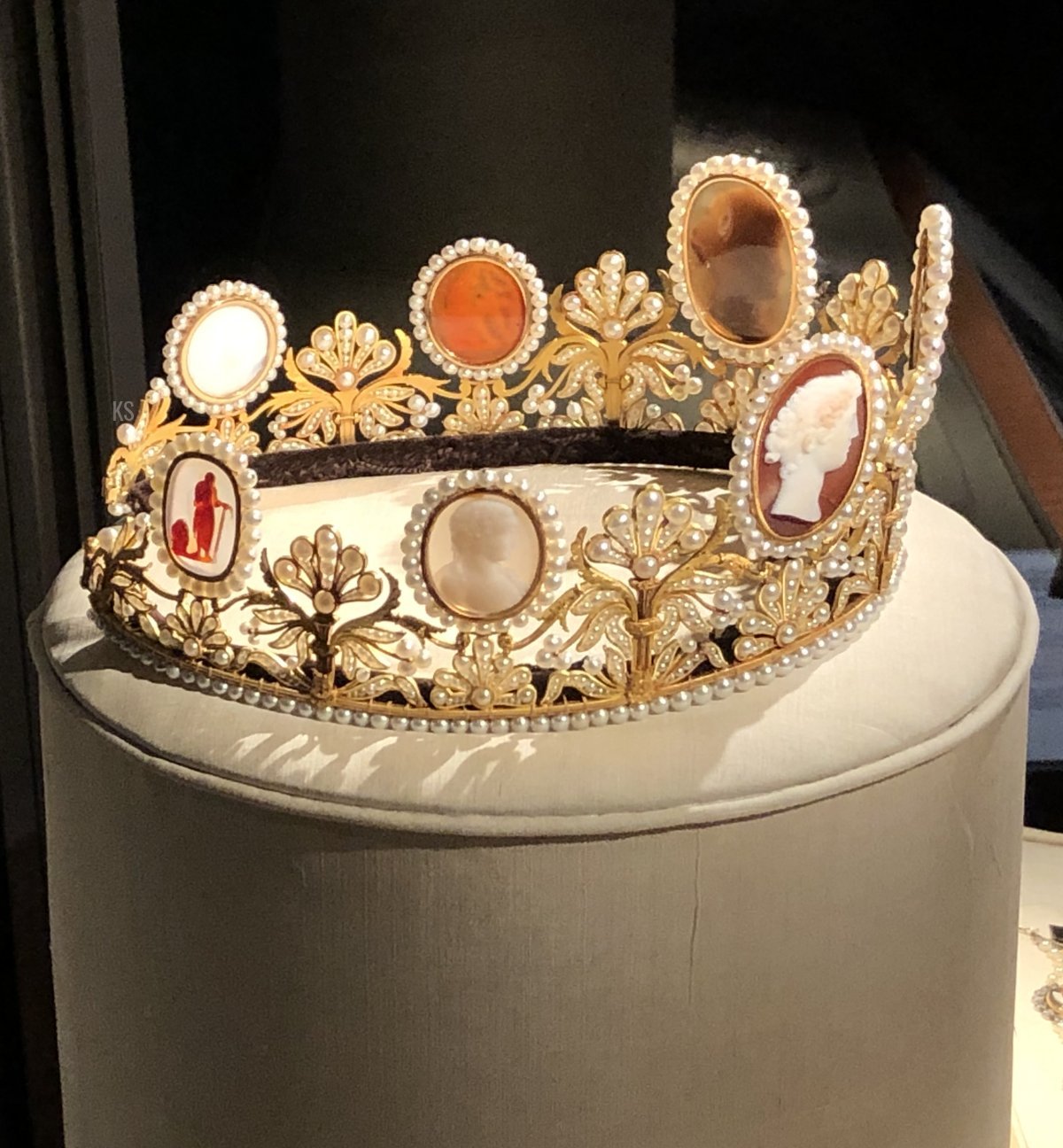 La Tiara Cameo esposta al Palazzo Reale di Stoccolma, parte dei festeggiamenti per il Giubileo d'Oro del Re Carlo XVI Gustavo di Svezia, 2023 (Foto gentilmente condivisa con noi da Kristina; non riprodurre)