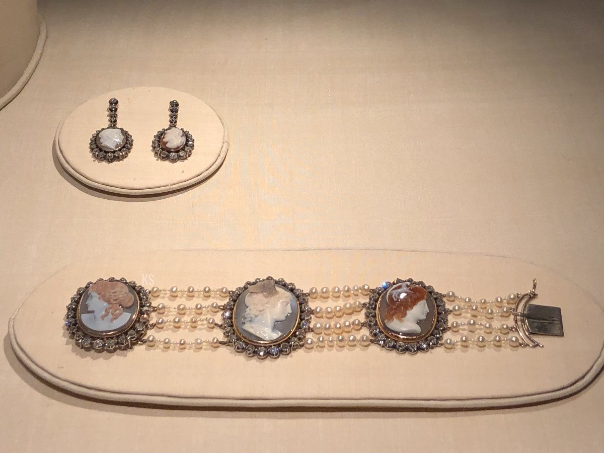 Gli Orecchini e il Bracciale Cameo esposti al Palazzo Reale di Stoccolma, parte dei festeggiamenti per il Giubileo d'Oro del Re Carlo XVI Gustavo di Svezia, 2023 (Foto gentilmente condivisa con noi da Kristina; non riprodurre)