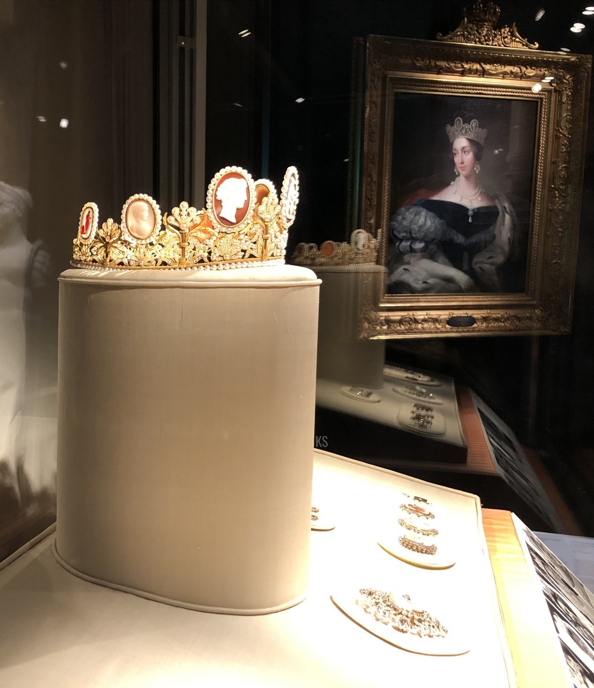 La Parure Cameo esposta al Palazzo Reale di Stoccolma, parte dei festeggiamenti per il Giubileo d'Oro del Re Carlo XVI Gustavo di Svezia, 2023 (Foto gentilmente condivisa con noi da Kristina; non riprodurre)