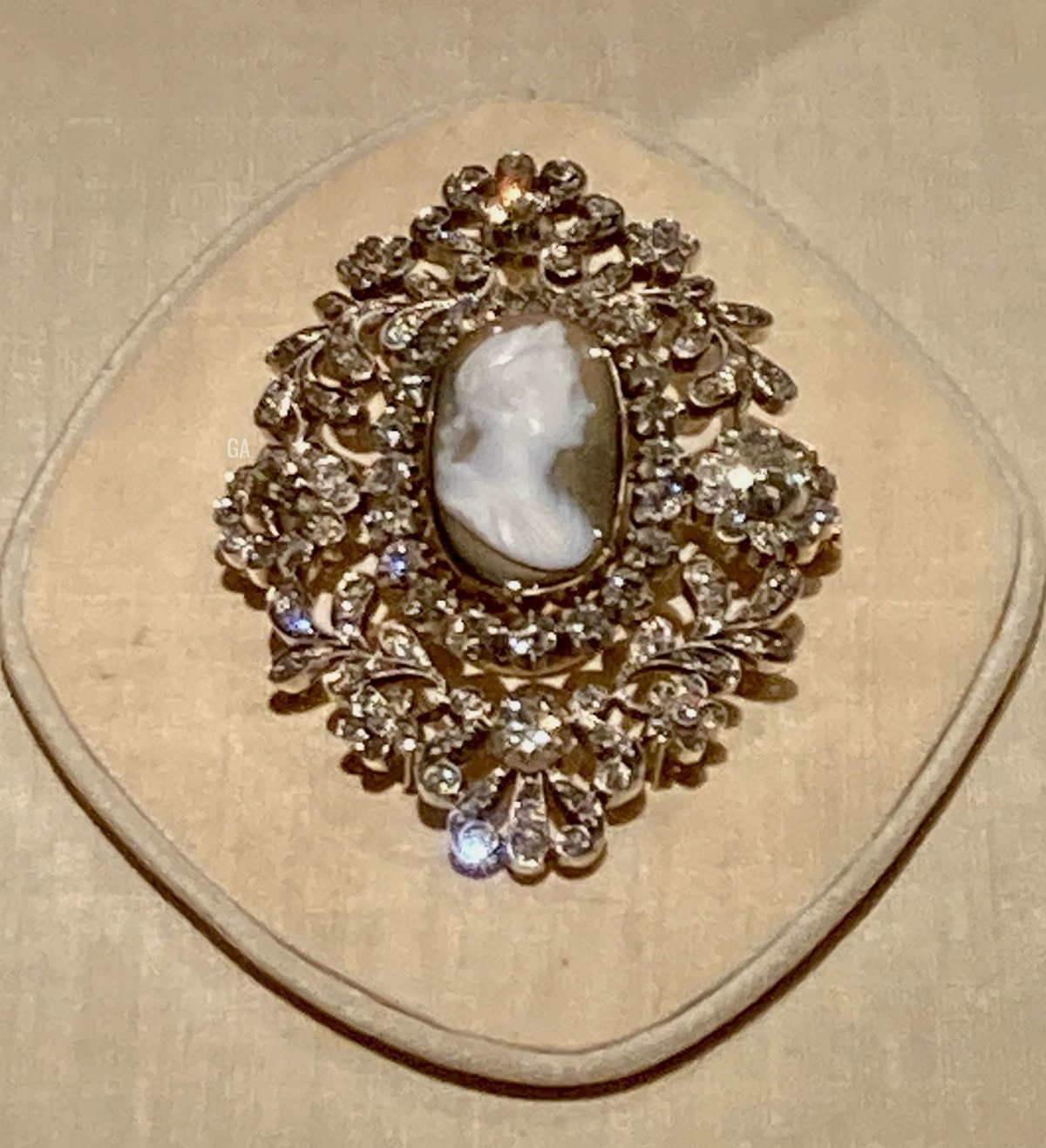 Il Brooch Cameo esposto al Palazzo Reale di Stoccolma, parte dei festeggiamenti per il Giubileo d'Oro del Re Carlo XVI Gustavo di Svezia, 2023 (Foto gentilmente condivisa con noi da Andreas; non riprodurre)