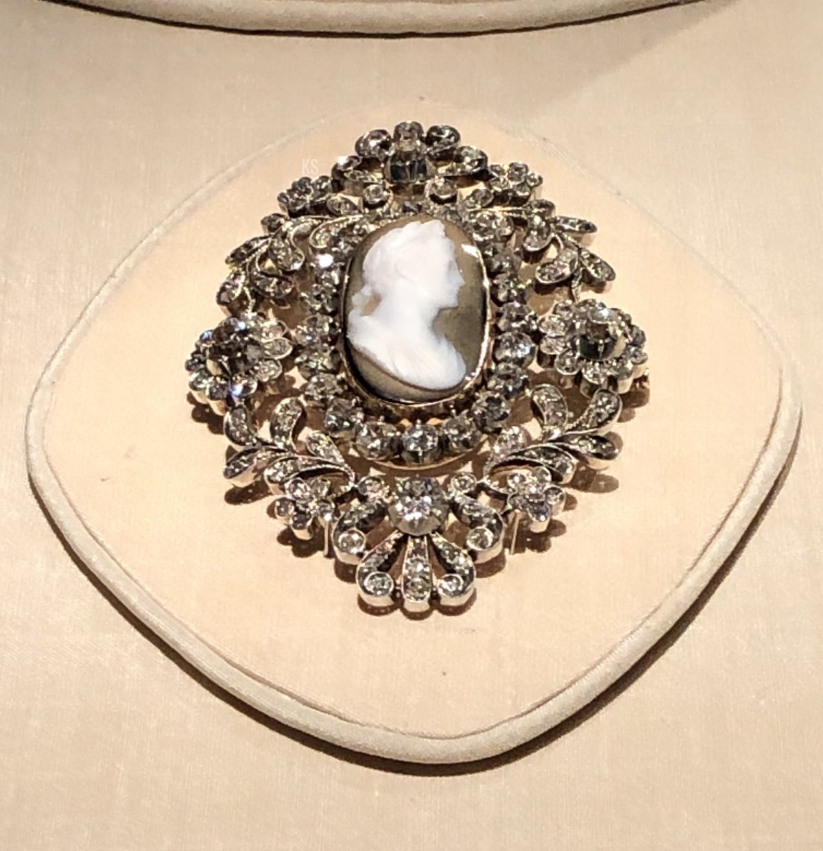 Il Brooch Cameo esposto al Palazzo Reale di Stoccolma, parte dei festeggiamenti per il Giubileo d'Oro del Re Carlo XVI Gustavo di Svezia, 2023 (Foto gentilmente condivisa con noi da Kristina; non riprodurre)