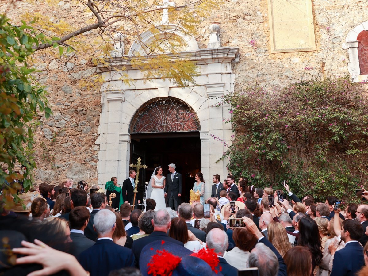 La Principessa Alexandra di Lussemburgo e Nicolas Bagory lasciano il loro matrimonio religioso il 29 aprile 2023 a Bormes-les-Mimosas, Francia (Arnold Jerocki/Getty Images)