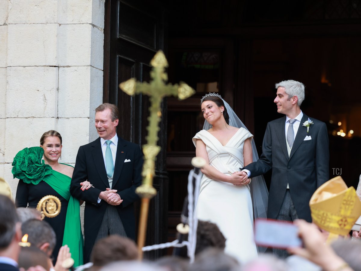 La Principessa Alexandra di Lussemburgo e Nicolas Bagory sono ritratti con i suoi genitori, il Gran Duca e la Gran Duchessa di Lussemburgo, dopo il loro matrimonio religioso il 29 aprile 2023 a Bormes-les-Mimosas, Francia (Arnold Jerocki/Getty Images)