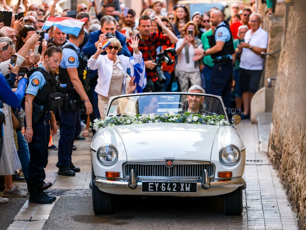 La Principessa Alexandra di Lussemburgo e Nicolas Bagory lasciano il loro matrimonio religioso il 29 aprile 2023 a Bormes-les-Mimosas, Francia (Arnold Jerocki/Getty Images)