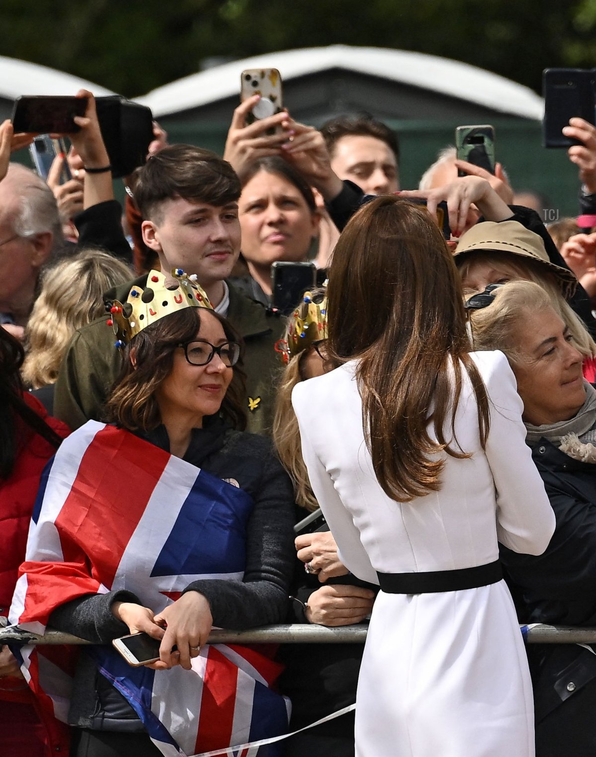 La Principessa di Galles parla con i benauguranti su The Mall vicino a Buckingham Palace, il 5 maggio 2023, in preparazione al weekend della coronazione (MARCO BERTORELLO/AFP via Getty Images)