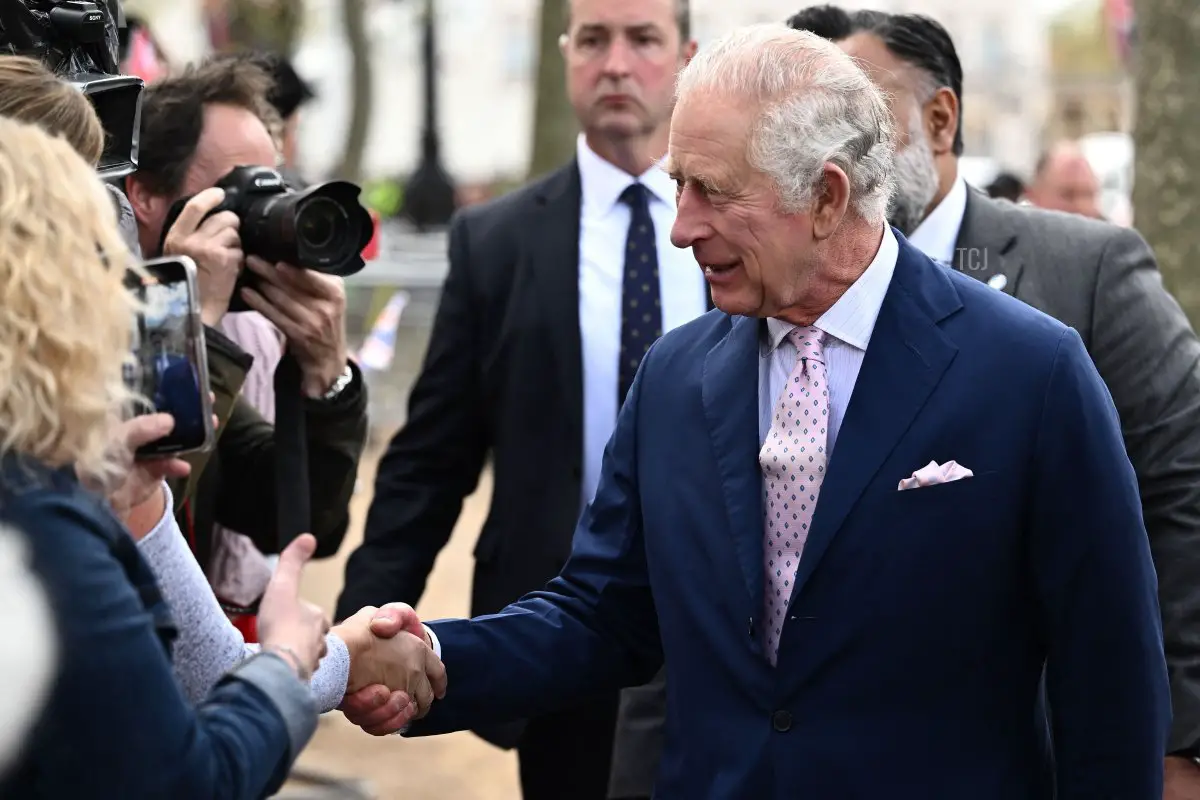 Il Re Carlo III parla con i benauguranti su The Mall vicino a Buckingham Palace, il 5 maggio 2023, in preparazione al weekend della coronazione (MARCO BERTORELLO/AFP via Getty Images)