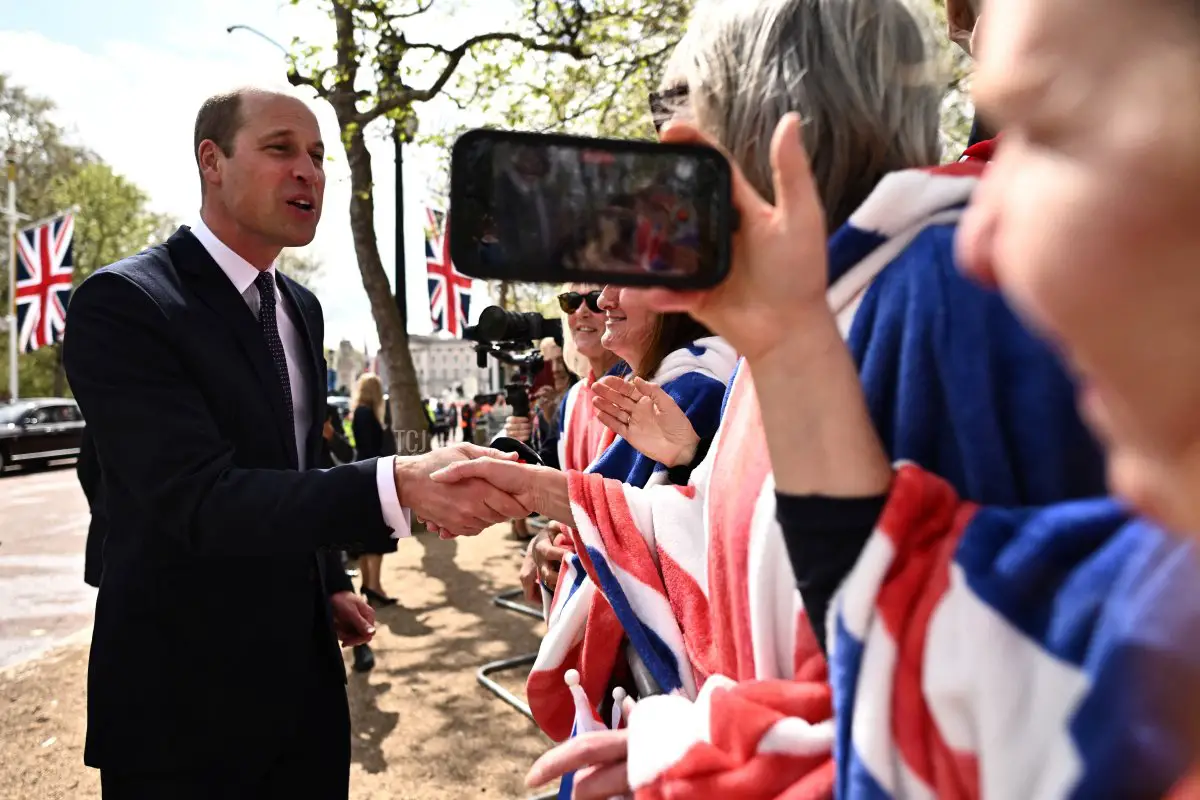 Il Principe di Galles parla con i benauguranti su The Mall vicino a Buckingham Palace, il 5 maggio 2023, in preparazione al weekend della coronazione (BEN STANSALL/AFP via Getty Images)