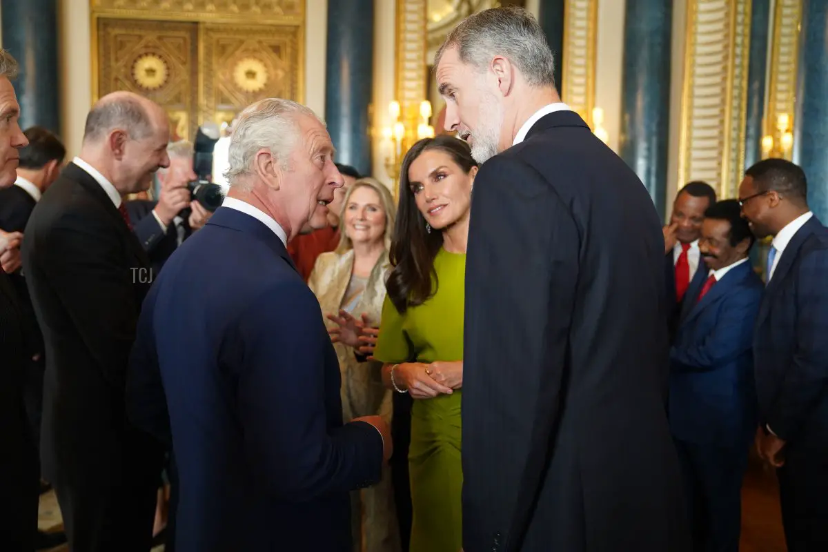 Il Re Carlo III parla con il Re e la Regina di Spagna durante una ricezione a Buckingham Palace per gli ospiti stranieri che partecipano all'incoronazione del Re Carlo III il 5 maggio 2023 a Londra, Inghilterra (Jacob King - WPA Pool / Getty Images)