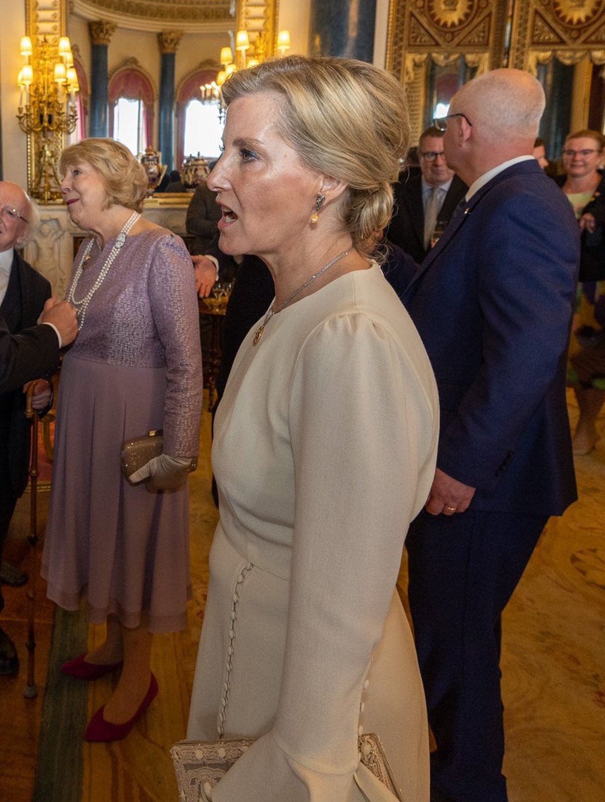 La Duchessa di Edimburgo parla con la Principessa di Monaco (non in foto) durante una ricezione a Buckingham Palace per gli ospiti stranieri che partecipano all'incoronazione del Re Carlo III il 5 maggio 2023 a Londra, Inghilterra (Ministero degli Affari Esteri e dello Sviluppo)