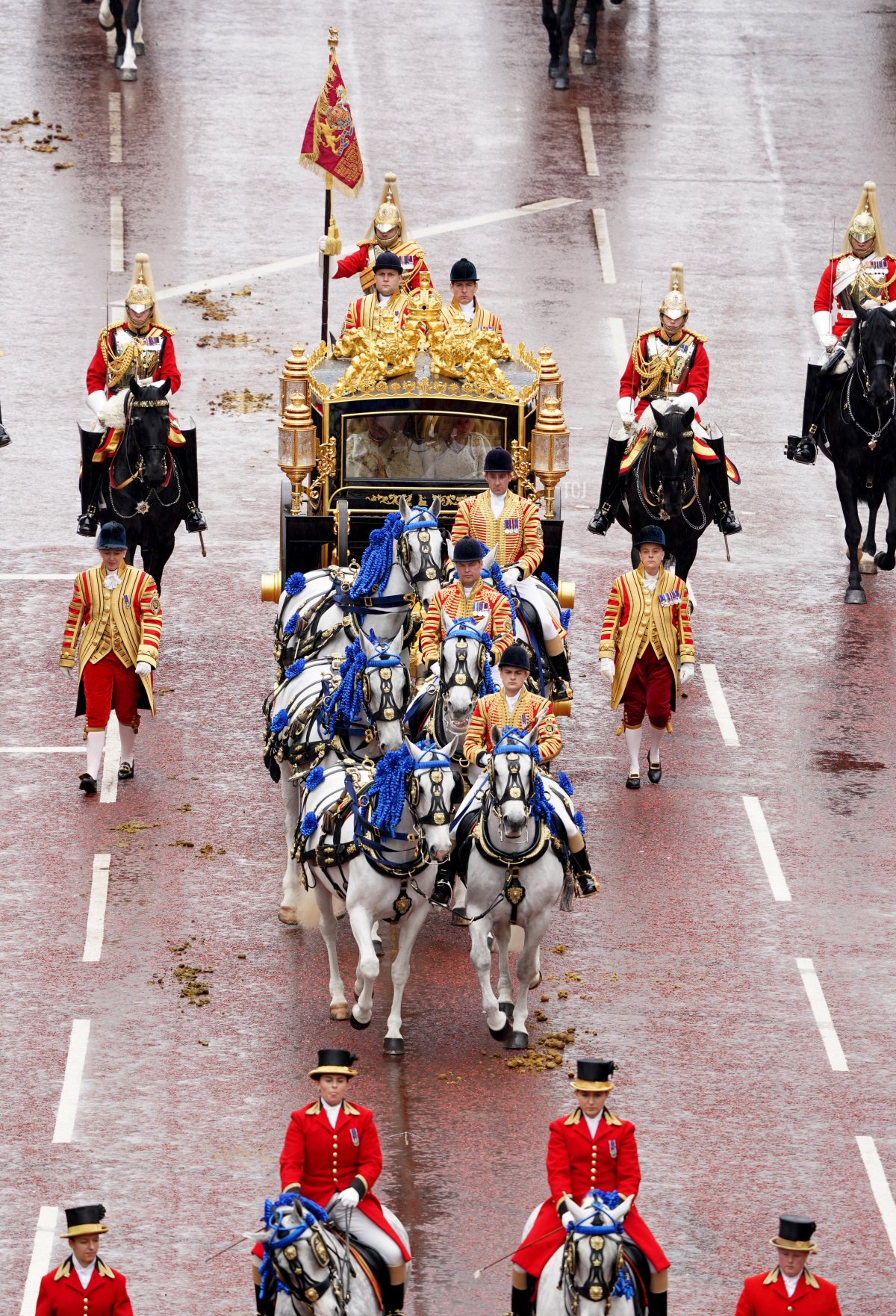 La Carrozza di Stato del Giubileo di Diamante, accompagnata dall'Escort del Sovrano dei Household Cavalry, percorre The Mall in direzione dell'Abbazia di Westminster per l'Incoronazione di Re Carlo III e Regina Camilla il 6 maggio 2023 a Londra, Inghilterra (Gareth Fuller - WPA Pool/Getty Images)