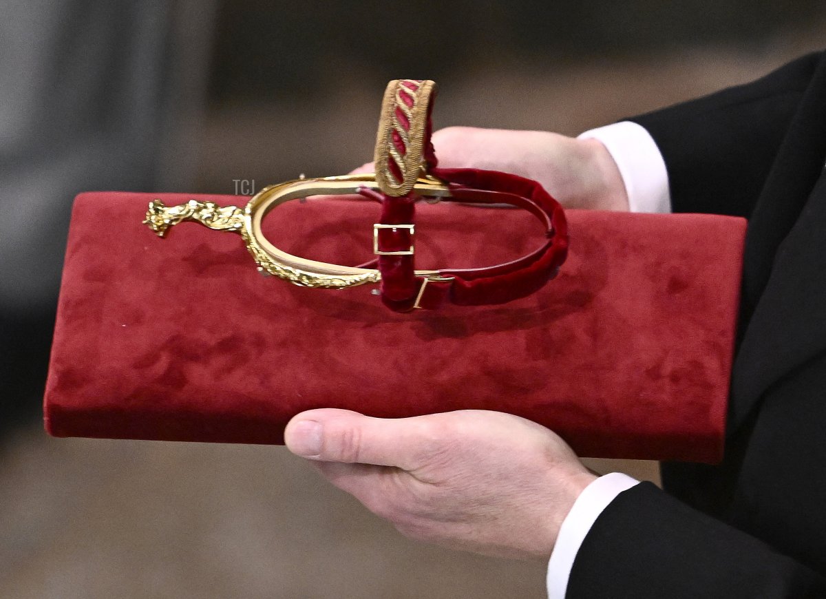 Una delle speroni di incoronazione viene portata all'Abbazia di Westminster nel centro di Londra il 6 maggio 2023, in preparazione delle incoronazioni del Re Carlo III e della Regina Camilla (GARETH CATTERMOLE/POOL/AFP via Getty Images)